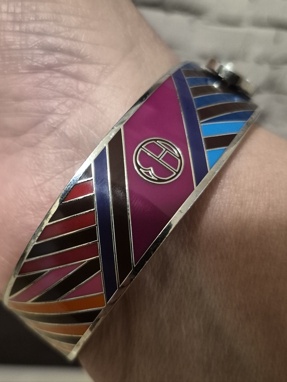 HENRI BENDEL NEW YORK VINTAGE ENAMEL HINGED BANGLE - Picture 6 of 6